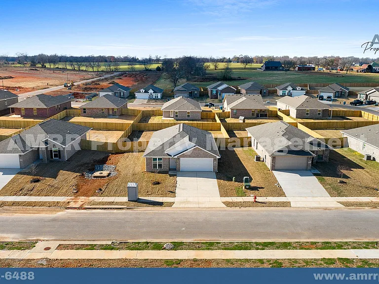 125 SW Vicki St — Photo 35