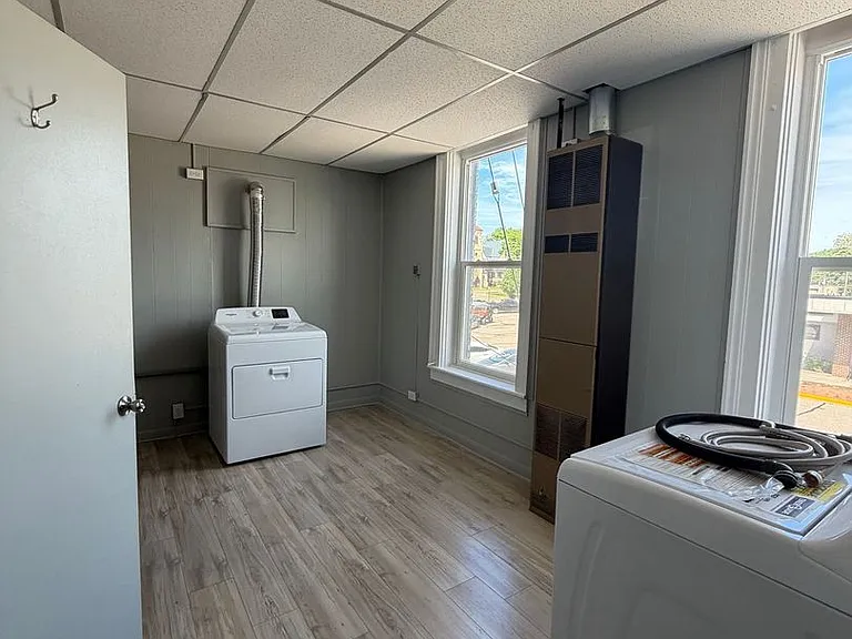 113 E Milwaukee St — Photo 13