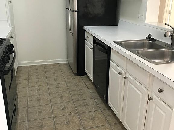 4th image of 10003 Vanderbilt Cir APT 7