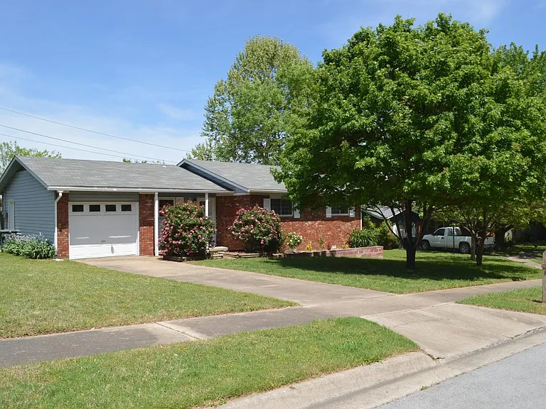 356 W Wren Cir — Photo 2