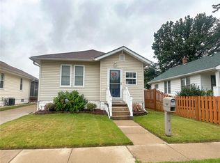 121 E 1st St, Roxana, IL 62084