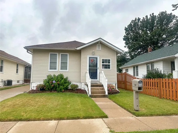 121 E 1st St, Roxana, IL 62084