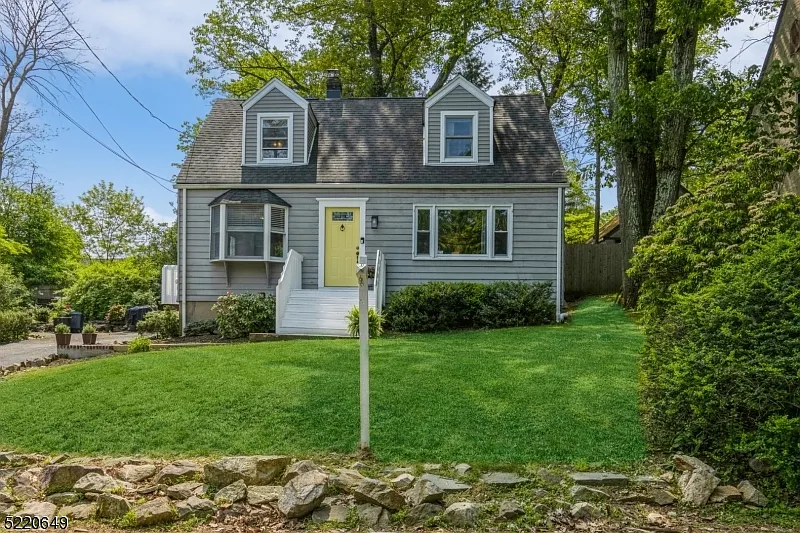 136 Hillcrest Ave photo 1