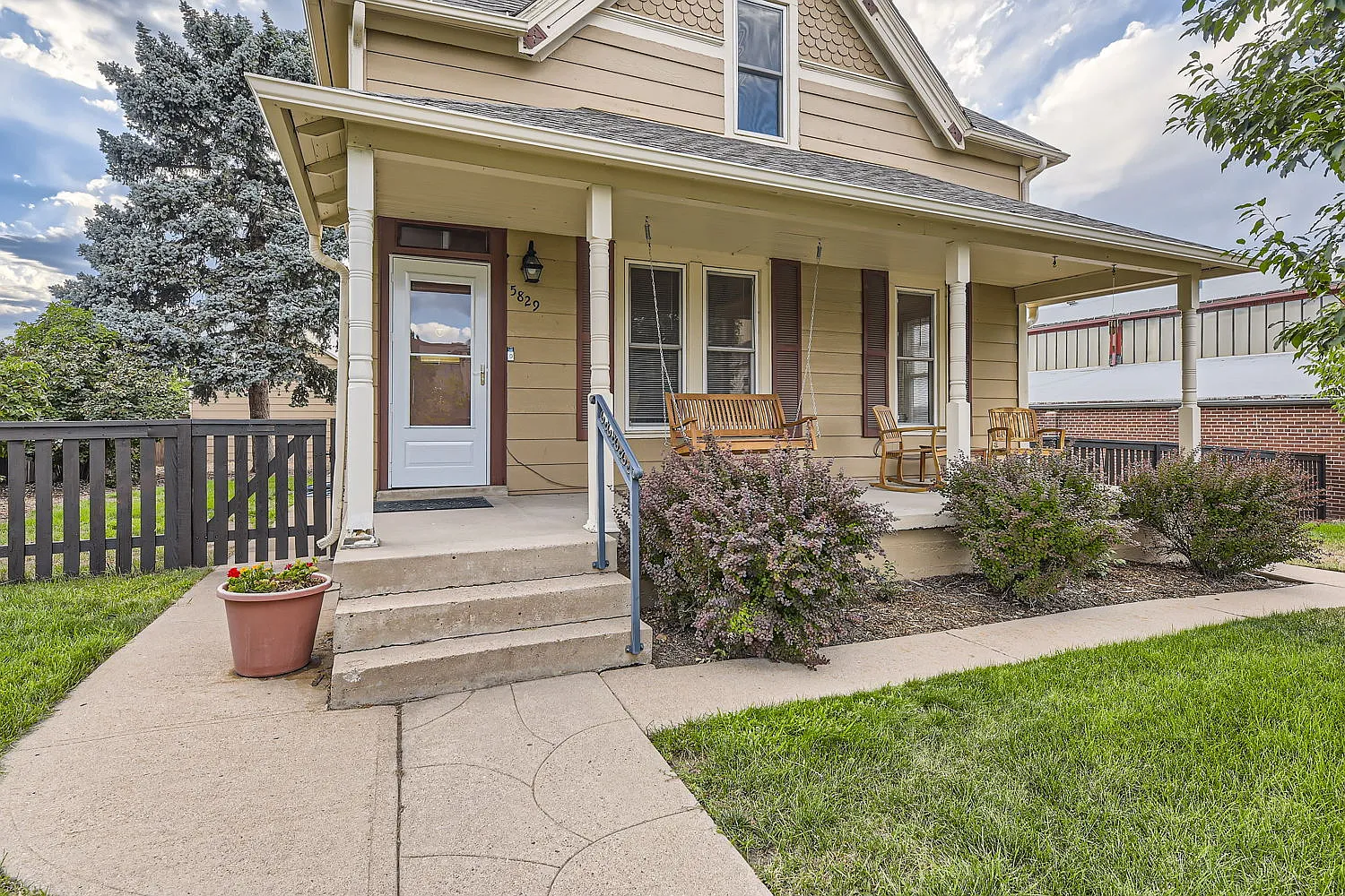 5829 S Curtice St — Photo 2