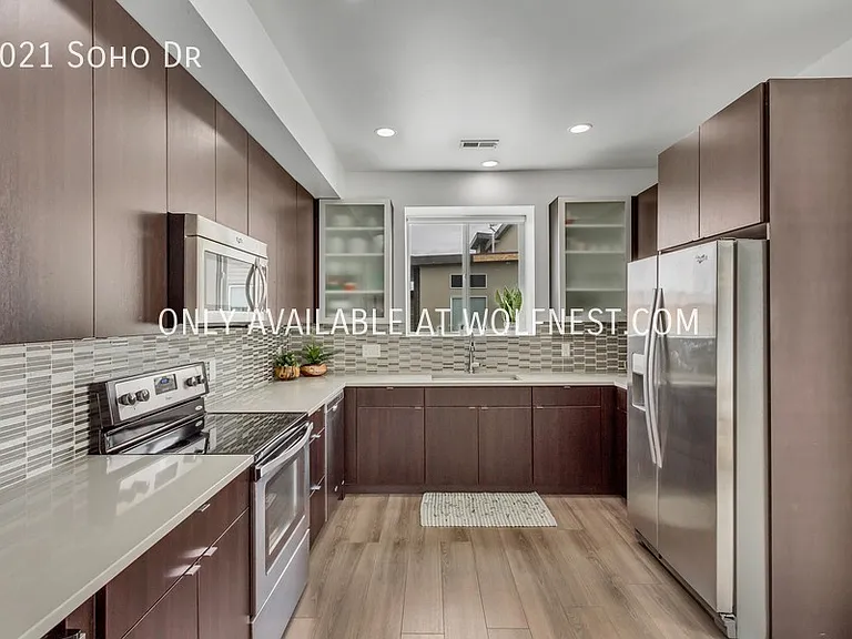 1021 Soho Dr — Photo 9