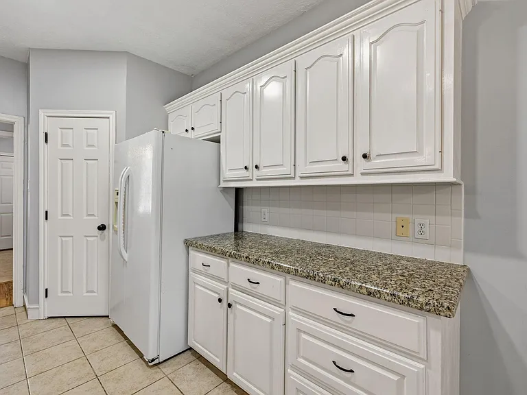 909 Katie Ln — Photo 16