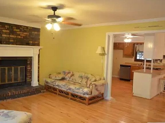 3rd image of 109 Cove Creek Ln