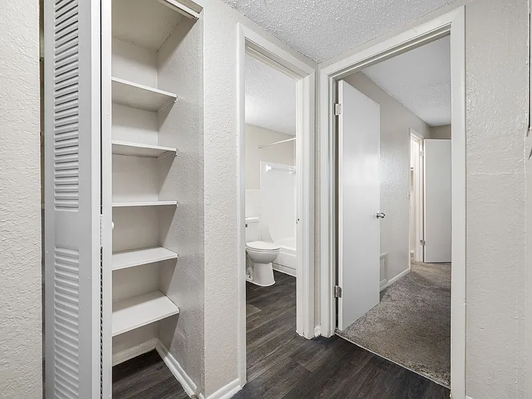 KC Flats Apartments — Photo 25