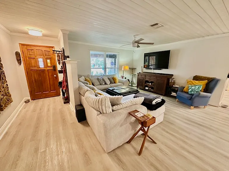 203 Hastings Ct — Photo 3