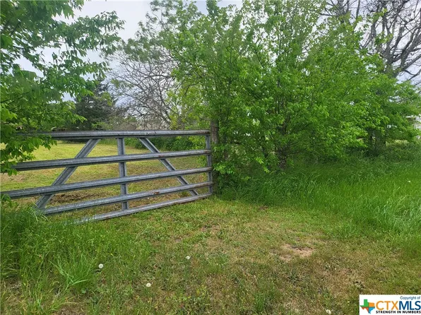 900 NE 4th St, Waelder, TX 78959