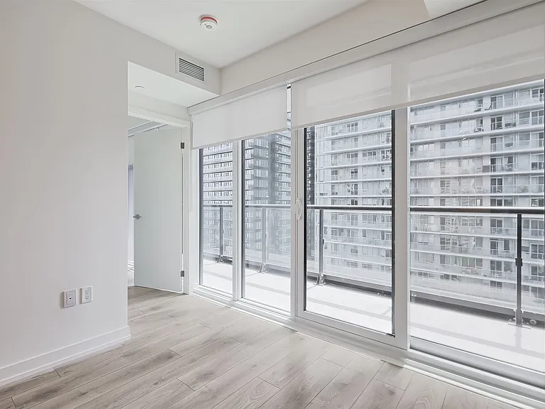 223 Redpath Ave — Photo 94