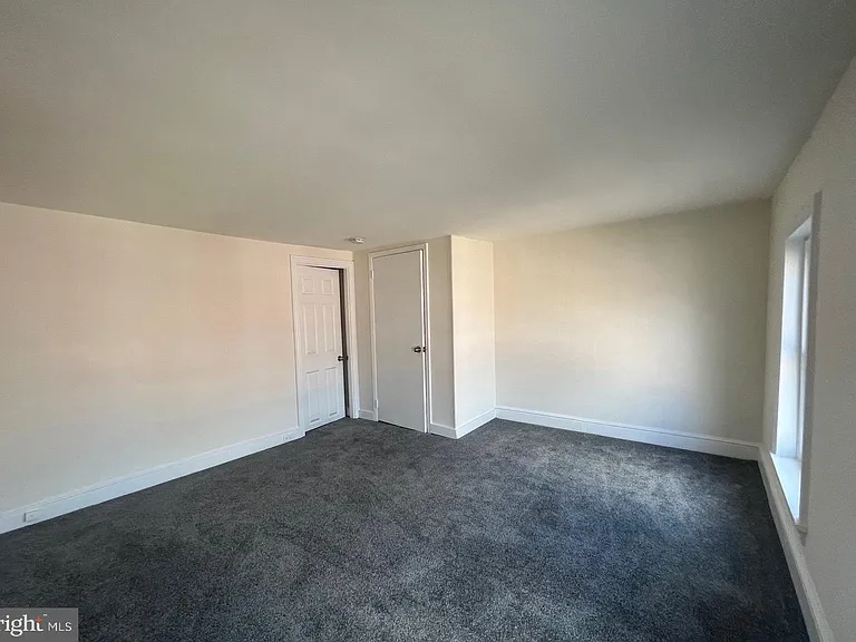 336 Barclay St #B — Photo 9