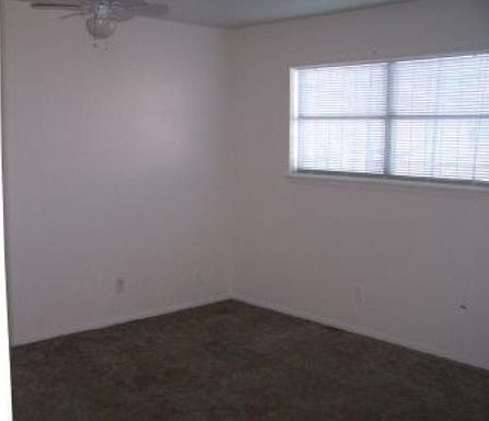 5th image of 215 W MISTLETOE AVE #D