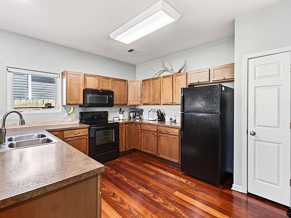 3rd image of 1550 N 31st St
