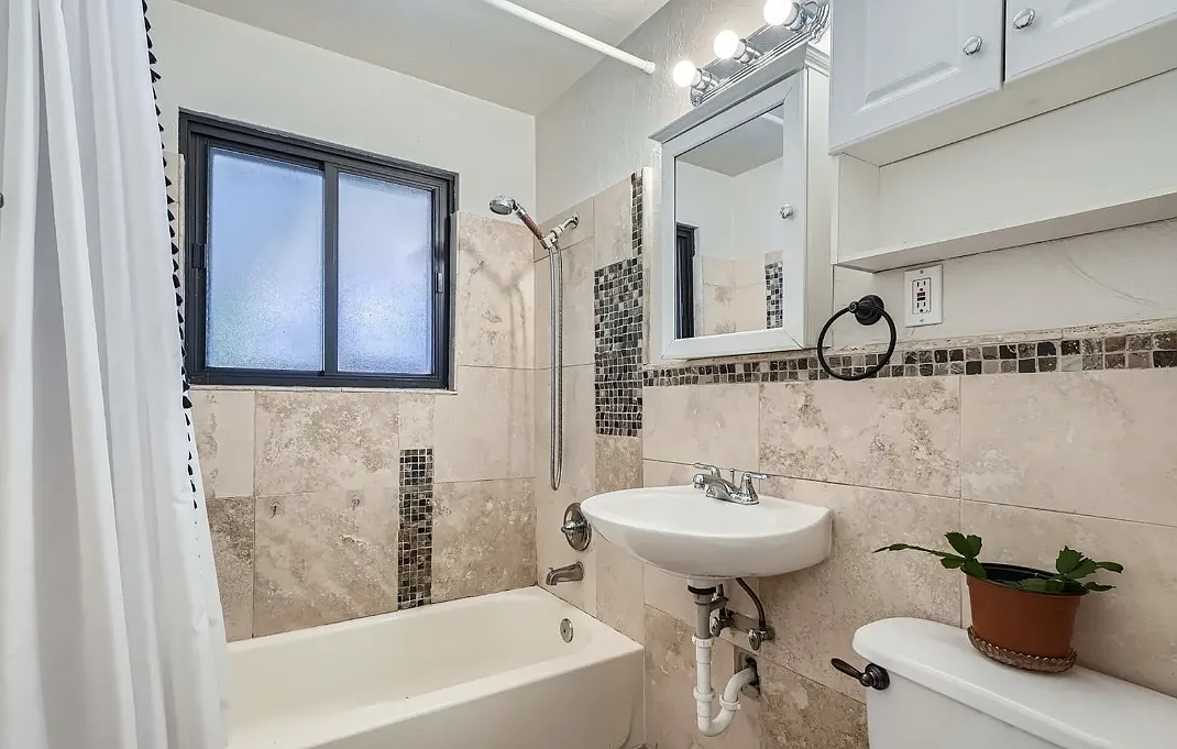 3184 Vaughn St — Photo 3