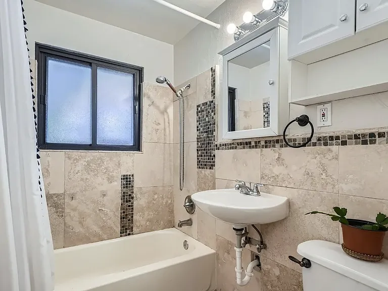 3184 Vaughn St — Photo 4