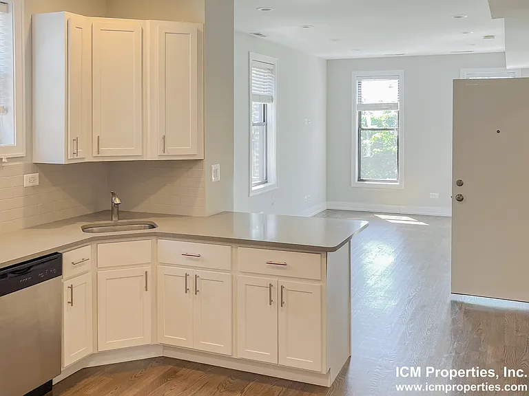 2325 N Southport Ave #3 — Photo 2