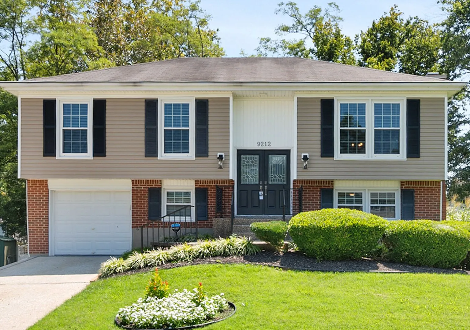 Charming 3-Bed, 2-Bath Single-Family Home on Quiet Cul-de-Sac | Oldham County — Photo 1