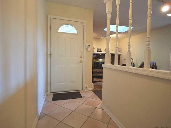 2nd image of 10 Lancelot Ln
