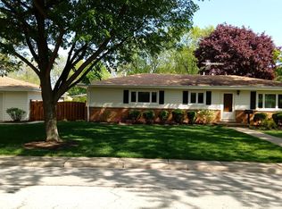 1917 E Lilac Ter, Arlington Heights, IL 60004