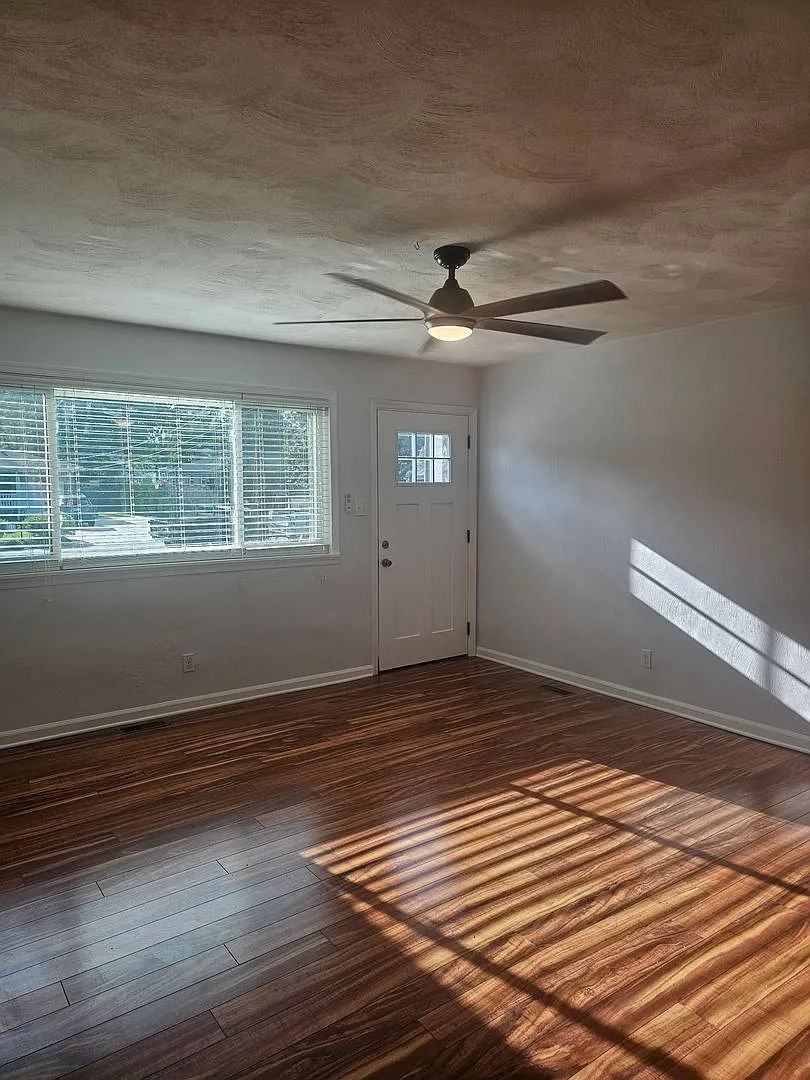1068 Sharon Dr — Photo 4