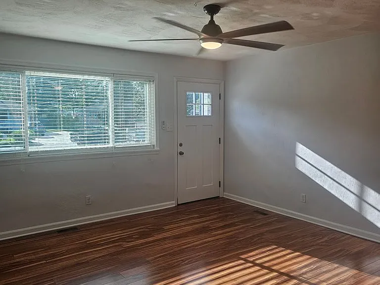 1068 Sharon Dr — Photo 4