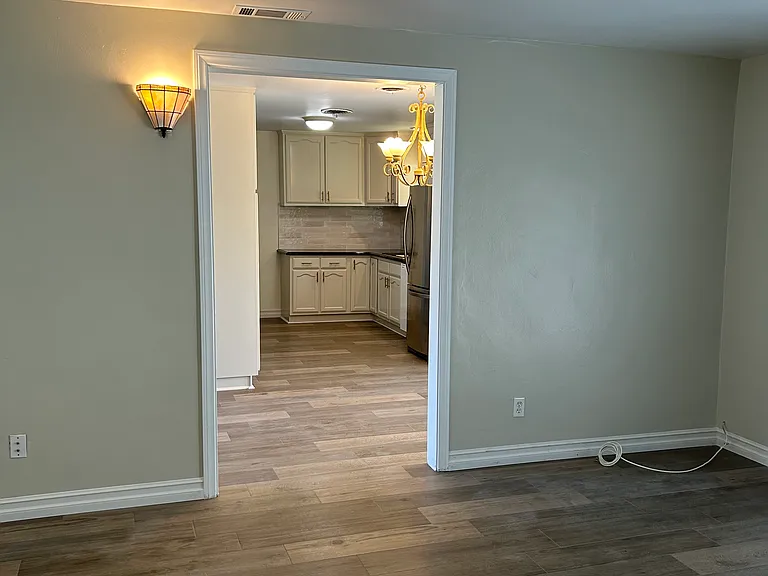 22432 Franklin St — Photo 7