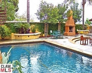Pool/Outdoor fireplace