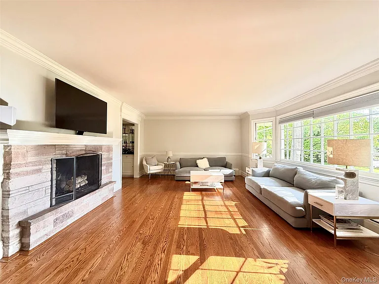43 Glen Way — Photo 2