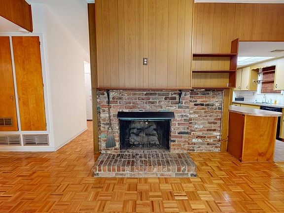 4th image of 907 Skidmore Ave