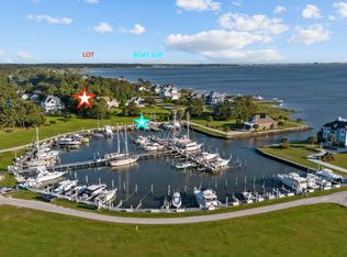 305 Island Dr, Beaufort, NC 28516