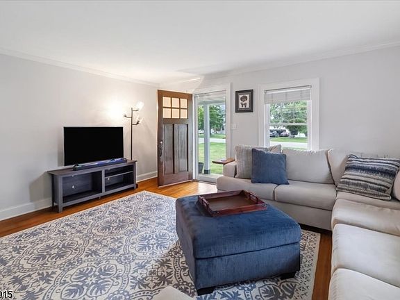 5th image of 203 Pine St