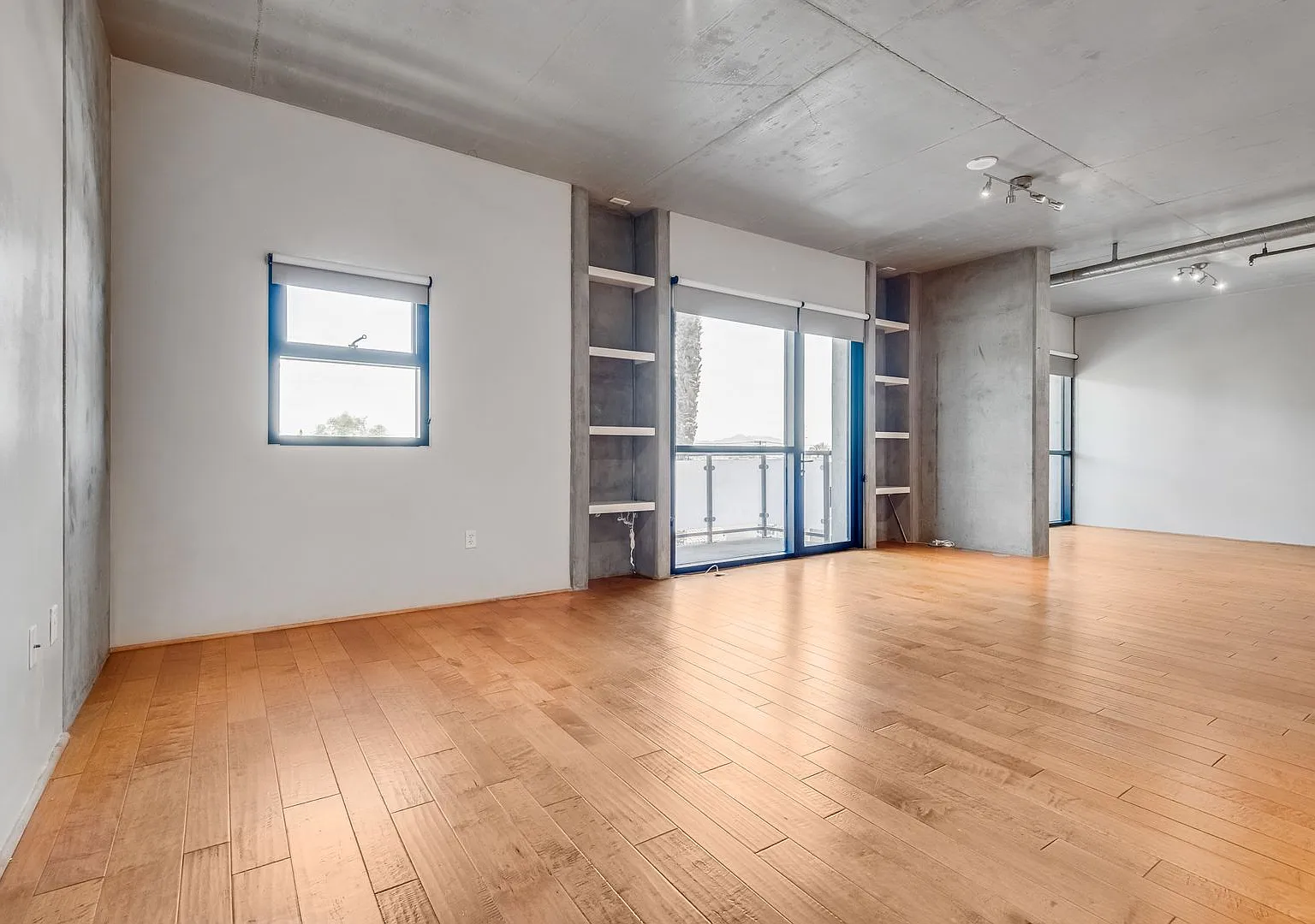 Discover sophisticated high-rise living in this beautifully appointed 1 bd/2ba residence in the h... — Photo 3