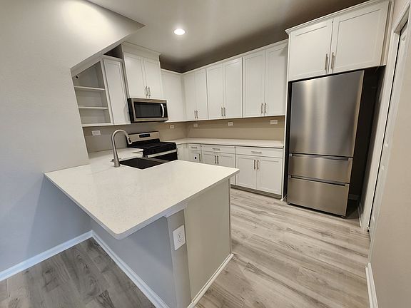 Beautiful Kitchen with Amenities