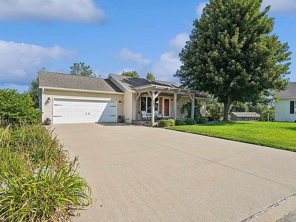 2nd image of 1015 S Shamrock Cir