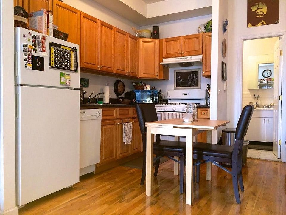 2nd image of 142 Grand St #1