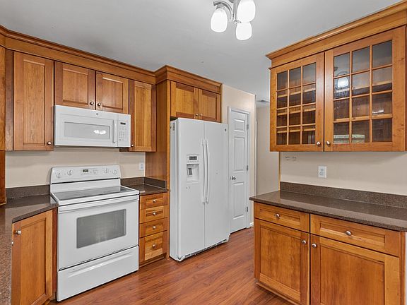 5th image of 108 Woodlake Ter