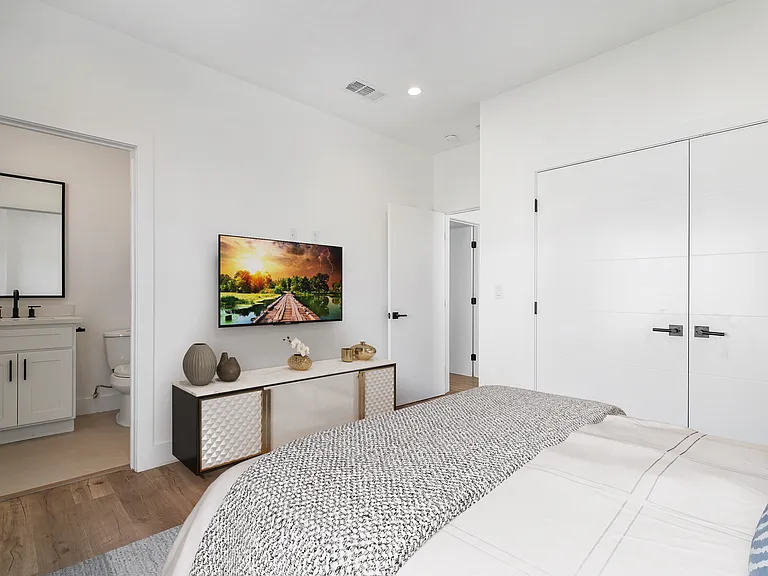 10906 Hesby St — Photo 12
