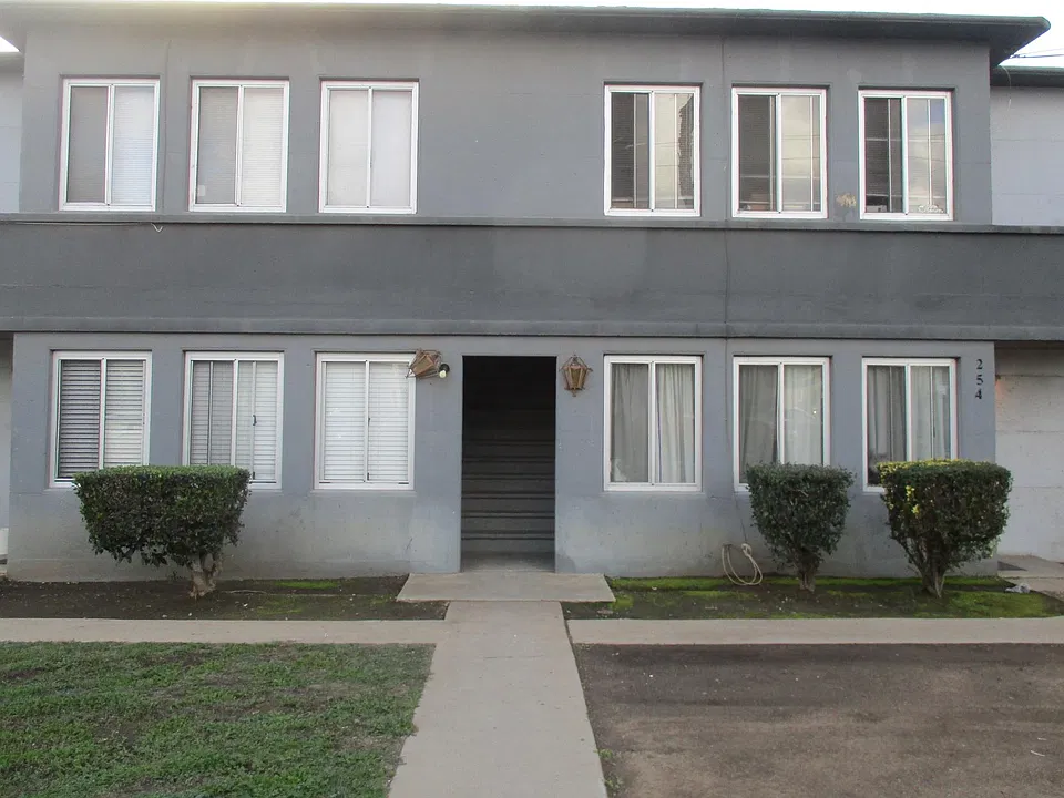 256 1/2 Ash Ave