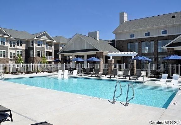 3rd image of 90 Oak Hill Dr