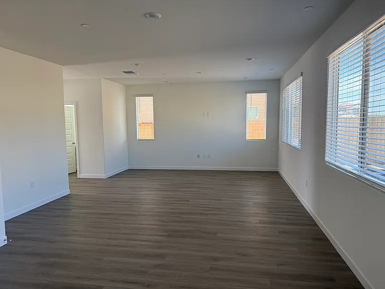 1059 Silverstone Way — Photo 3
