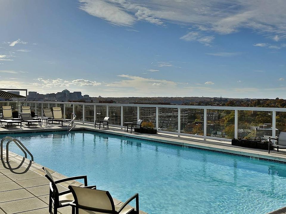 Beautiful heated rooftop Pool open 6 months a year!