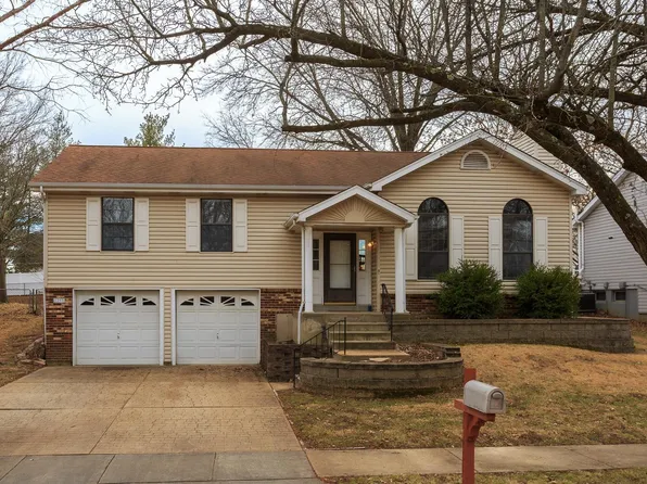 1099 Summit Meadows Dr, Fenton, MO 63026