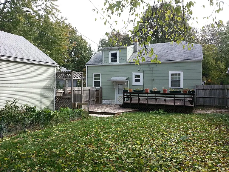1947 Jefferson Ave — Photo 2