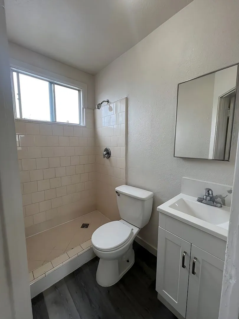 10019 S. Hoover St. — Photo 4