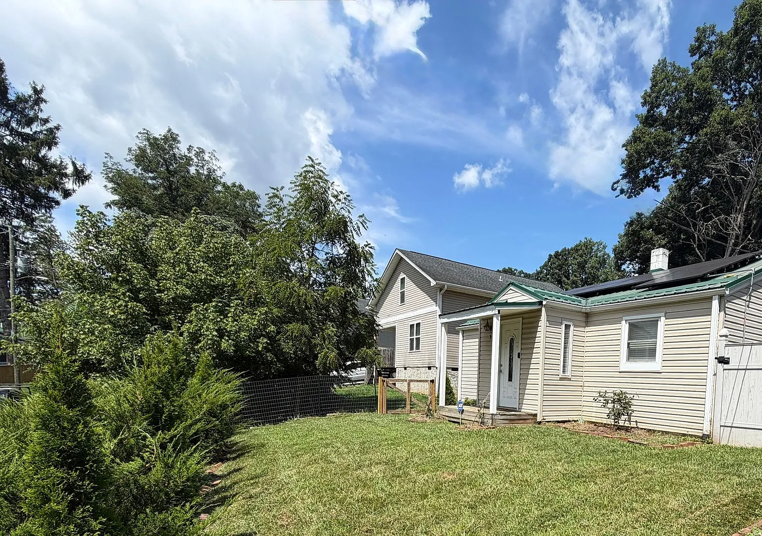 West AVL - Updated Older Home with Great Yard! — Photo 2