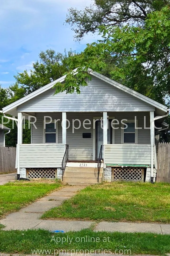 2 Bedrooms/1 Bathroom House — Photo 1