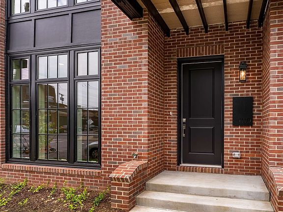 2nd image of 1121 Villa Pl