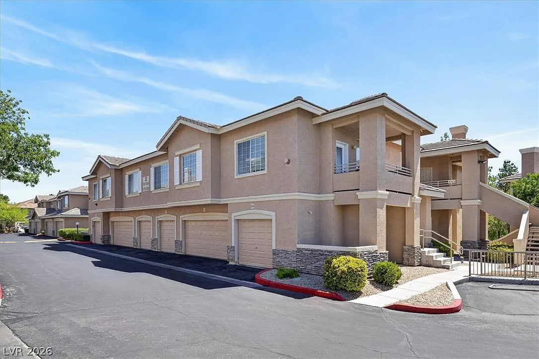 3 bed, 2.0 bath, 1299 sqft, $1,967 — Photo 1