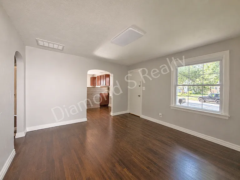 617 W Minota St — Photo 2